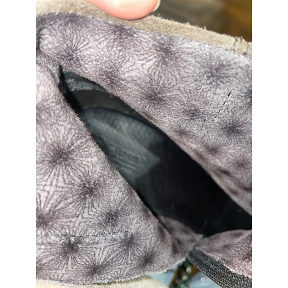 Born Women's Tori Ankle Boots size 8.5 Genuine Suede w/Tassels Boho - Picture 8 of 10